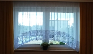 Firana z  gipiurą  szer. 30 cm wysokość do 90 cm  